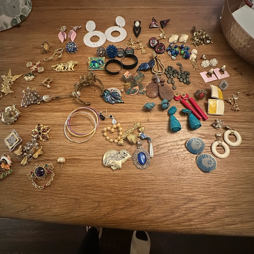 Vintage Jewelry-lots of pieces